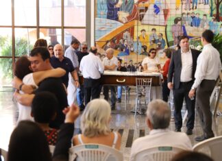 Parentes e amigos se despedem do ex-deputado Totó Cavalcante em velório no Palácio Araguaia