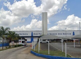 Motorista de ônibus preso após ser flagrado ‘em cima’ de adolescente passou a mão nos seios da garota enquanto ela dormia, diz polícia