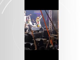 Manu Bahtidão para show e dá bronca em homem que jogava latas no palco: ‘Deve ser corno’