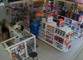 Câmera registra momento que suspeito usa notas falsas de dinheiro para comprar caixa de som; assista
