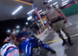 Policial xinga e ameaça dono de moto durante abordagem de trânsito: ‘Te meto a mão na cara’