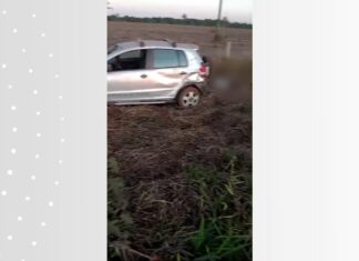 Mulher morre após ser arremessada e parar embaixo de carro durante capotamento; VÍDEO