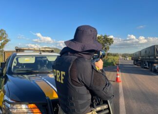 Criminosos fazem motorista refém, roubam caminhão e fogem a pé após perseguição da polícia