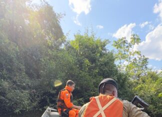 Bombeiros fazem buscas por caseiro em lago de fazenda após barco ser encontrado à deriva