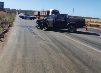 Motorista é arremessado de carro após batida em caminhonte na TO-080