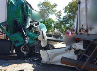 Acidente entre carro e carreta deixa mortos na BR-153