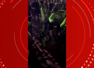 Vídeo mostra cinco PMs tentando render homem com socos e mata-leão em praia
