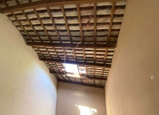 Idoso sobe em telhado para fazer reparos e morre após estrutura ceder e abrir buraco