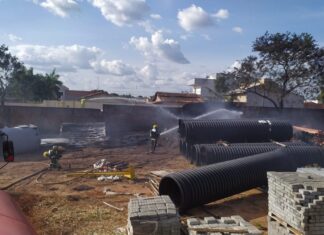 Incêndio atinge depósito e destrói canos da BRK Ambiental em Araguaína