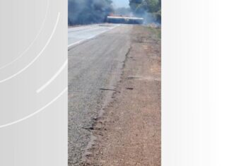 Rodovia BR-153 é interditada após caminhão carregado de metanol tombar e pegar fogo