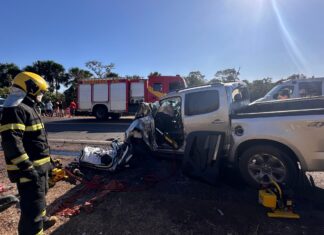 Motorista de caminhonete fica preso às ferragens após acidente com caminhão na BR-153
