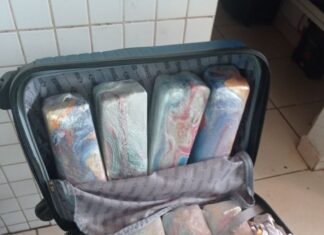 Mulher que viajava com filha de 6 anos é presa após ser flagrada com quase 30 kg de maconha em mala