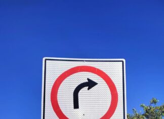 Placa de trânsito com erro ortográfico chama a atenção de motoristas: ‘Fiaxa Livre’