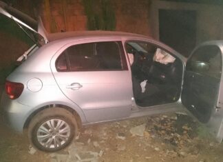 Suspeito morre após bater carro roubado em lixeira e trocar tiros com militares, diz PM