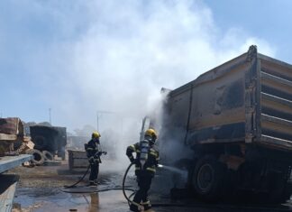 Motor de caminhão pega fogo e chamas atingem equipamentos de oficina
