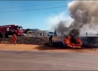VÍDEO: Carro pega fogo após acidente com caminhonete na BR-010