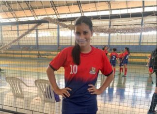 Estudantes fazem homenagem a adolescente que morreu em acidente de trânsito; VÍDEO