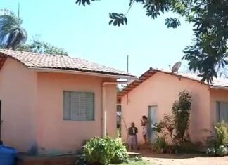 Moradores vivem com medo após casas doadas por empresa começarem a rachar