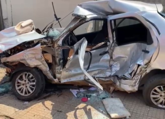 Mulher fica presa às ferragens em acidente entre carro e caminhonete e é socorrida em estado grave