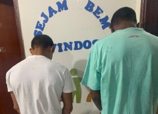 Suspeitos de assassinar homem a facadas são presos após tentar vender pertences da vítima em bar