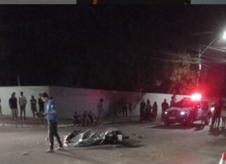 Motociclista morre após ser atropelado por caminhão-baú em cruzamento