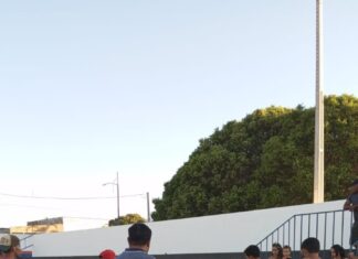 Motorista perde controle do carro em curva e derruba muro de estádio