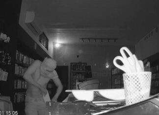VÍDEO: Câmera filma momento em que homem invade loja pelo teto e esconde celulares na calça antes de fugir