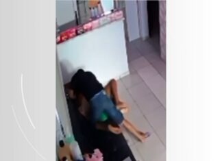 Homem pula muro de empresa, enforca e dá socos em ex-companheira que estava no trabalho; VÍDEO