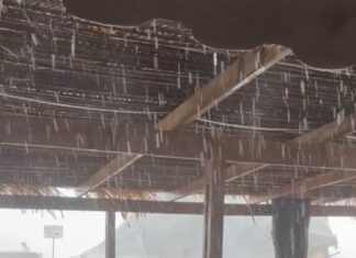 Chuva inesperada derruba barracas em praia e causa alagamentos no Bico do Papagaio