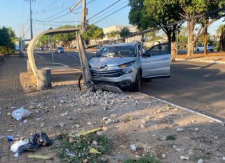 Motorista bate e quebra poste ao meio após perder o controle do carro