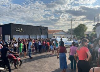 Amigos se reúnem na frente de salão para despedida de cabeleireiro morto ao ser atraído para falso encontro