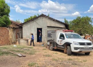 Homem é encontrado morto após dona da casa em que ele morava ver porta dos fundos arrombada