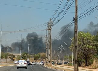 Incêndio em pátio de veículos causa cortina de fumaça e prefeitura interrompe evento de tecnologia; VÍDEO