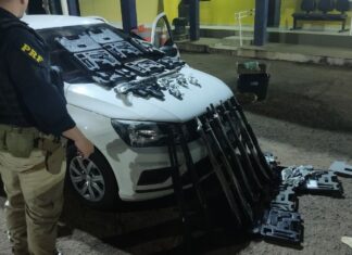 Mais de 30 armas de fogo são encontradas em porta-malas de carro na BR-153