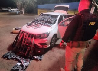 Armas encontradas em porta-malas de carro estão avaliadas em mais de R$ 1 milhão e foram furtadas de empresa de vigilância
