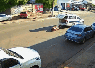 VÍDEO: Caixão cai no meio de avenida após carro de funerária fazer curva