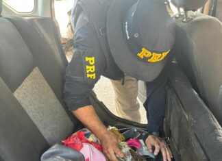 Motorista é parado por ‘esquecer de dar seta’ e acaba preso após polícia achar drogas no tanque de combustível