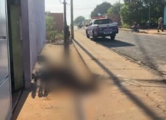 Homem é encontrado morto na porta de casa após ter cabeça esmagada com pedra