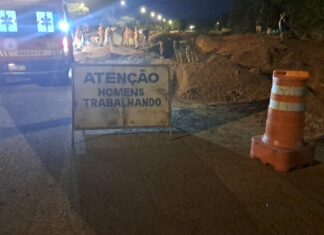 Motorista passa por cima de sinalização e cai em vala aberta em avenida de Palmas