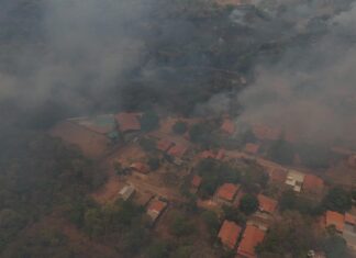 Moradores usam água de piscina para apagar incêndio que ameaçava casa de idosa