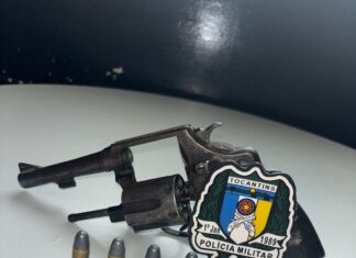Homem deixa arma cair no chão durante abordagem e tenta subornar agentes com dinheiro e vaca para não ser preso