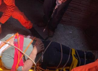 Homem é socorrido pelos Bombeiros após cair do telhado de prédio e ficar em cima de laje