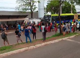 Passageiros reclamam de demora no transporte coletivo de Palmas e bloqueiam avenida em protesto