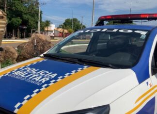 Homem é preso suspeito de esfaquear mulher no peito após discussão por causa de drogas, diz polícia
