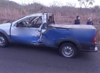 Duas pessoas morrem e duas ficam feridas após carro estourar pneu e bater em moto