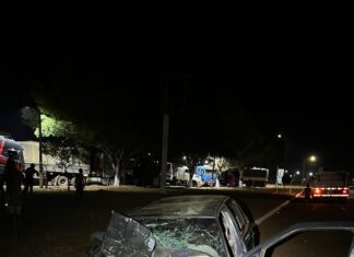 Batida entre carro e caminhão mata dois homens; um deles era policial militar