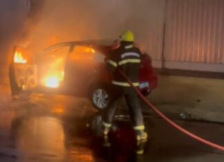 Casal fica ferido após discutir, bater em poste e carro pegar fogo, diz PM