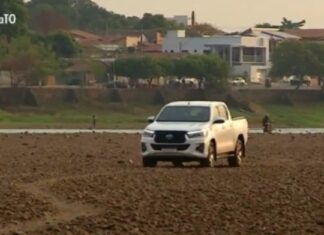 Veículos trafegam pelo meio do rio Araguaia e ribeirinhos lamentam seca: “Torcer pra chover”