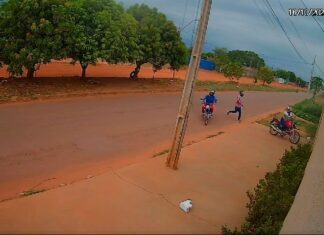 Suspeitos roubam moto de mulher em frente de casa, são encontrados com veículo e confessam crime, diz polícia; VÍDEO