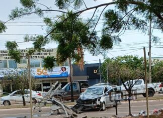 Motorista perde o controle, derruba poste e moradores ficam sem energia elétrica